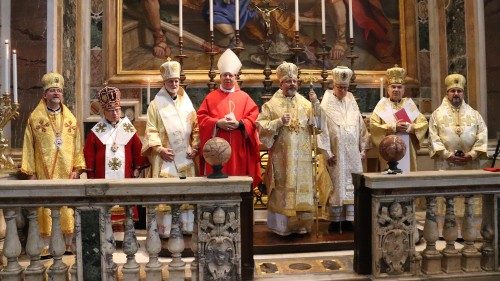 La preghiera degli ucraini sulla tomba di San Giosafat nella Basilica Vaticana