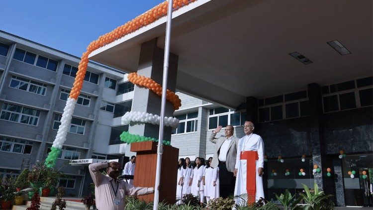 सीसीबीआई के अध्यक्ष एवं गोवा के महाधर्माध्यक्ष कार्डिनल फिलिप नेरी फेराओ ने राष्ट्रीय ध्वज फहराया