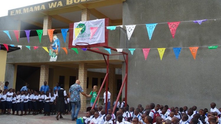 पोप फ्राँसिस कॉलेज मिकोंडो में कांगो के युवा छात्रों को स्कूली शिक्षा