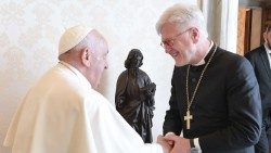 Papst Franziskus (links) und Heinrich Bedford-Strohm (rechts) bei einem Treffen 2023