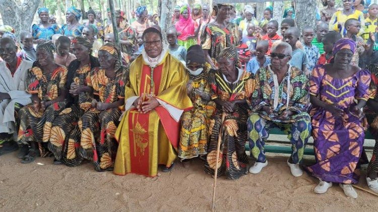 Mgr Bruno Ateba Edo, évêque de Maroua - Mokolo après la célébration de Pâques à la léproserie de Mokolo