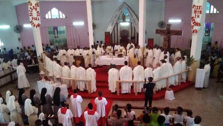 Angola - Festa Páscoa na Catedral de Caxito