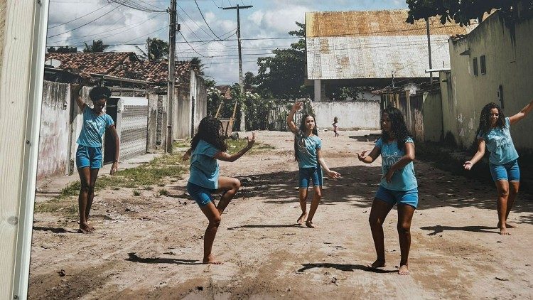 Na foto, jovens de Marcos Moura, na Paraíba, preparam um espetáculo de arte e ecologia integral