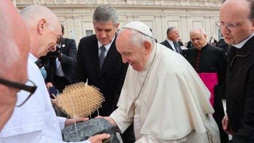 Vítimas de abuso chegam de bicicleta ao Vaticano e entregam carta ao Papa