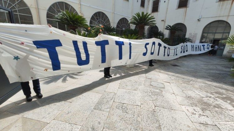 Il manto cucito dalla detenuta di Trani