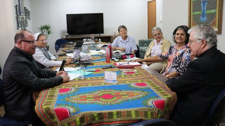 O encontro de dom Giambattista Diquattro com representantes da CRB Nacional