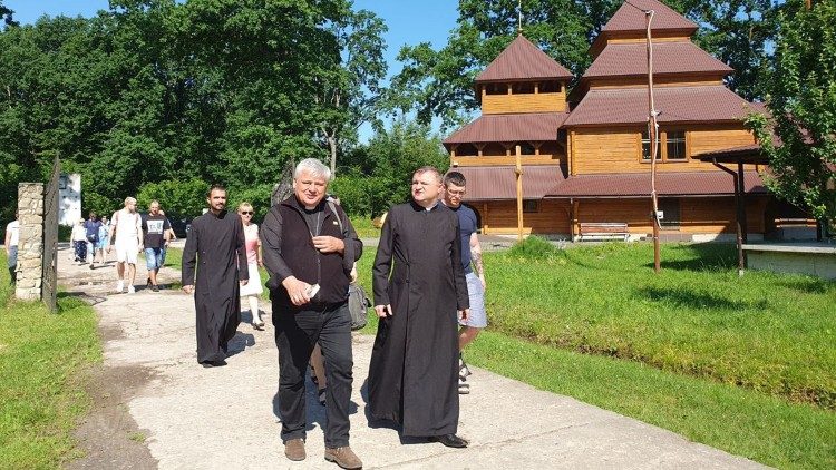O cardeal Konrad Krajewski no centro Nazaret de Drohobycz 