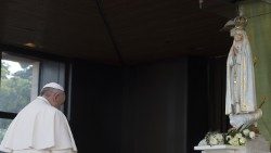 Papa Francesco in preghiera davanti alla Madonna a Fatima, il 12 maggio del 2017