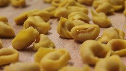 1280px-Tortellini_sul_tagliere.jpg