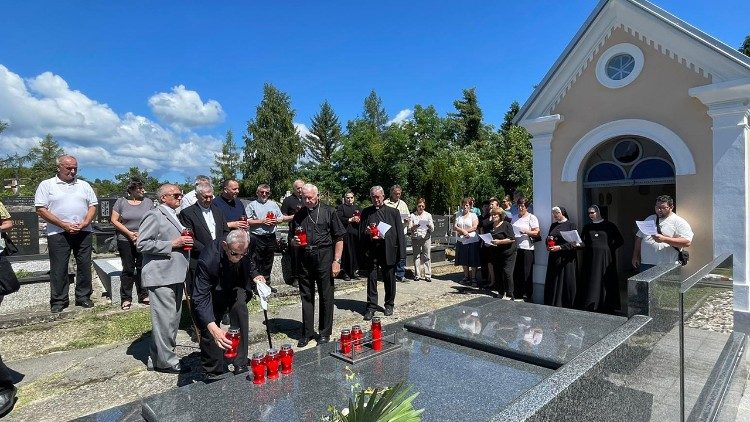 Paljenje svijeća na grobu krašićkog župnika Josipa Vranekovića (Foto: Župa Krašić)