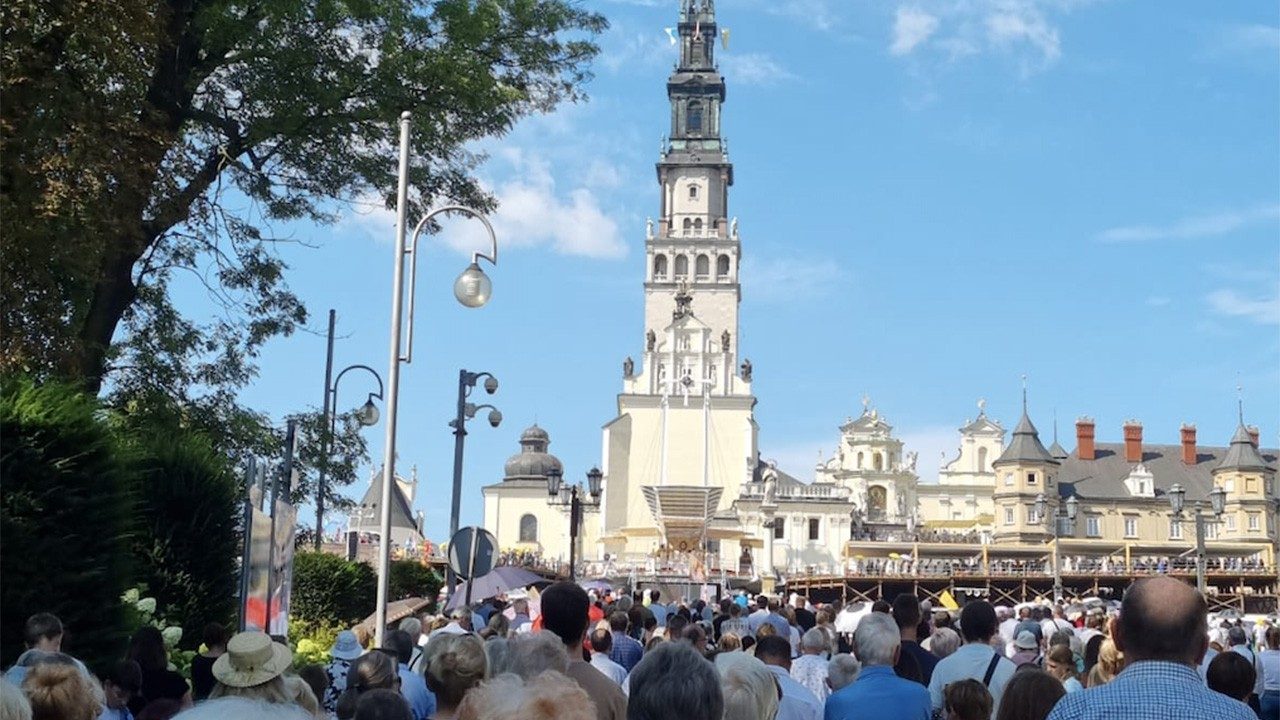 Pilgrims Gather at Częstochowa Shrine to Pray to Our Lady