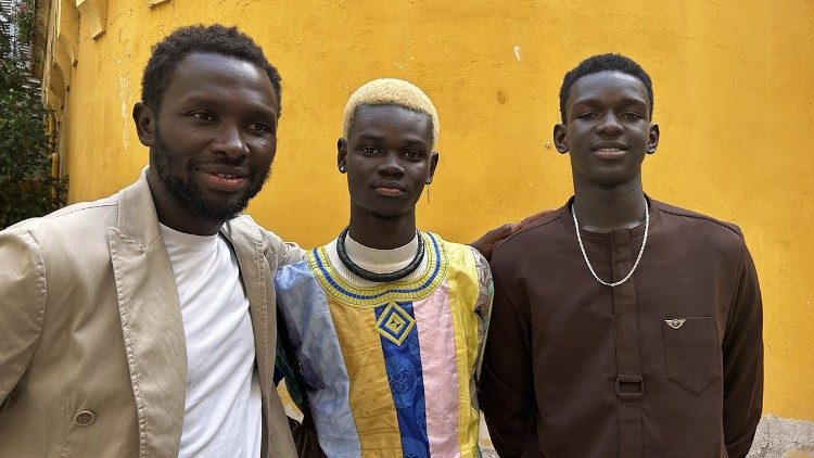 A sinistra Mamadou Kouassi, assieme a Seydou Sarr e Moustapha Fall, protagonisti del film "io Capitano" (foto di archivio, in occasione della proiezione nella Filmoteca vaticana - 14 settembre 2023)