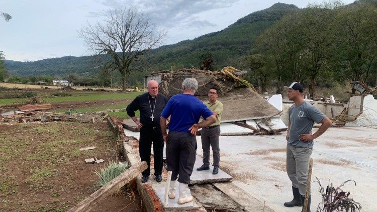  Dom José Gislon, bispo de Caxias, visita local atingido pelas chuvas em Santa Tereza