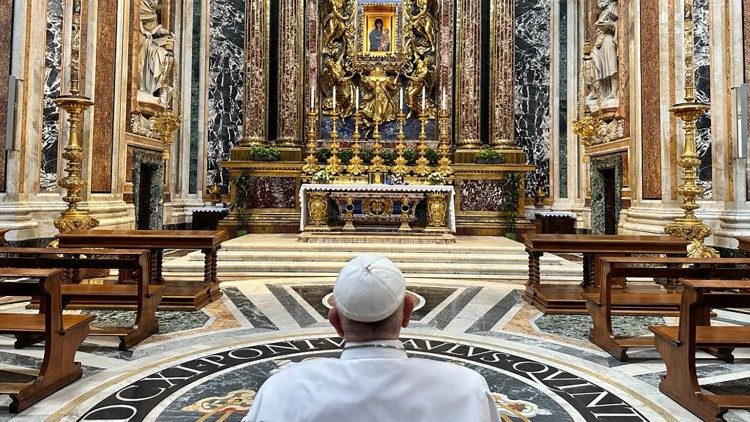 Påven besöker Santa Maria Maggiore inför sin resa till Marseille