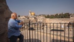 Eric-Emmanuel Schmitt y una vista de Jerusalén (Afif H.Amireh)