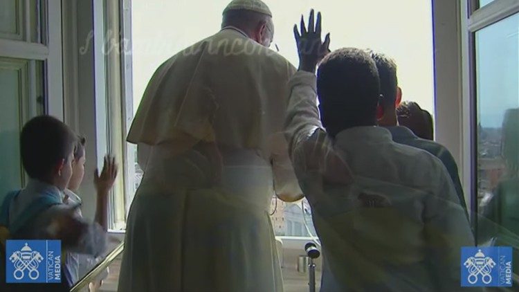 папата с петте деца на неделната молитва на 1 октомври