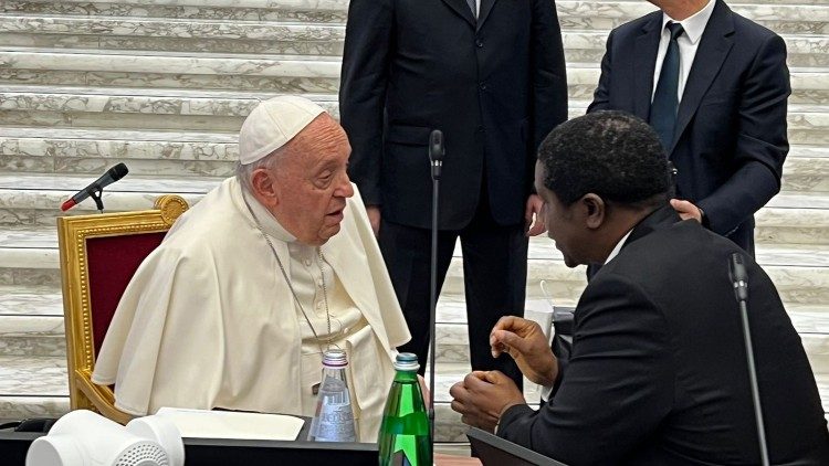 Mgr Nkea en conversation avec le Pape lors de la première session du synode sur la synodalité