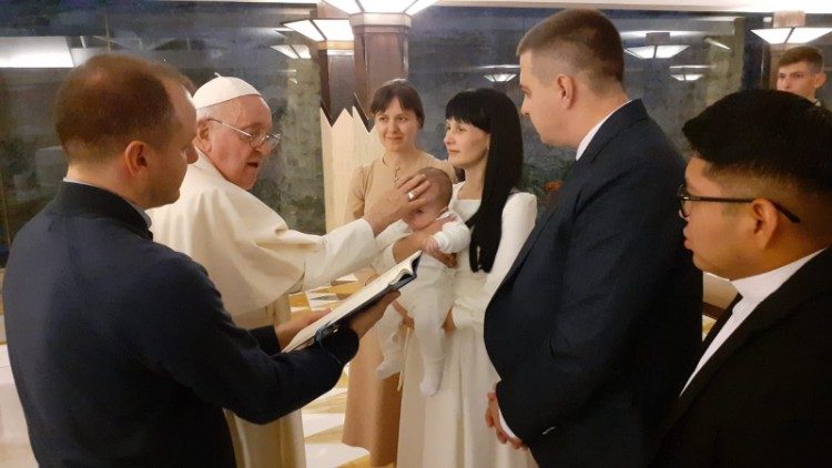 Papež František udílí křest desátému dítěti ukrajinských manželů