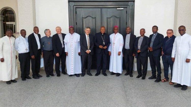 Prefekt Ruffini s některými biskupy zodpovědnými za komunikaci