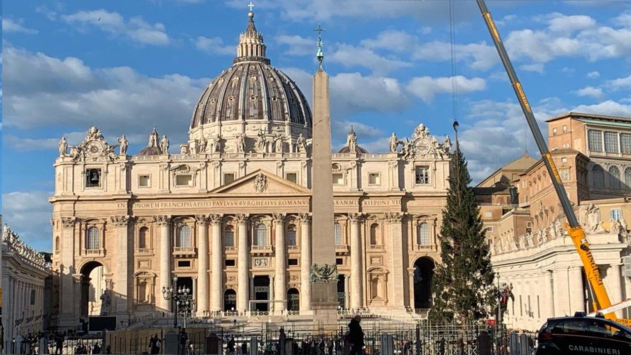 La Basilique Saint Pierre Aux C T S Des R Fugi S Et Des Prisonniers