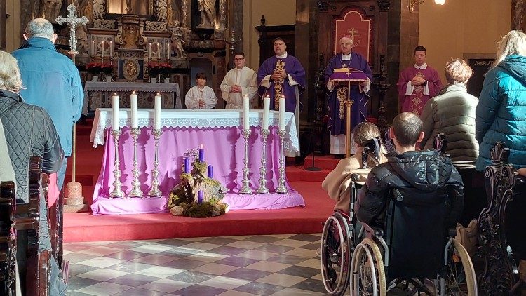 Misu na Međunarodni dan osoba s invaliditetom u katedrali sv. Vida predvodio je riječki nadbiskup Mate Uzinić  (Foto: Helena Anušić)