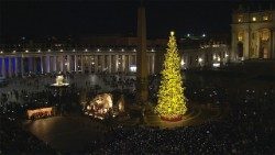 Božićno stablo i jaslice na Trgu sv. Petra