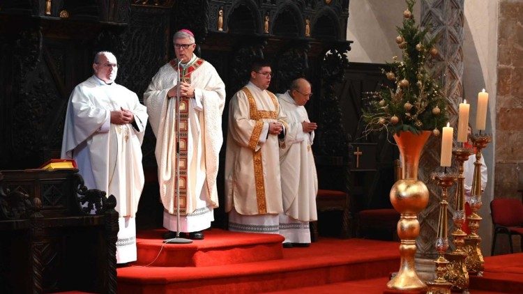 [ Photo Embed: Nadbiskup mons. Milan Zgrablić na Božić u katedrali sv. Stošije (Foto: Ines Grbić)]