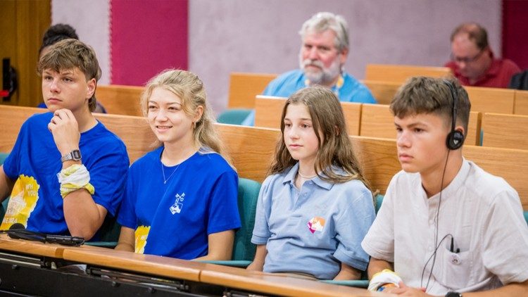 Philipp, Mia, Julia e András durante a coletiva de imprensa (© Conferência Episcopal Alemã/Maximilian von Lachner)