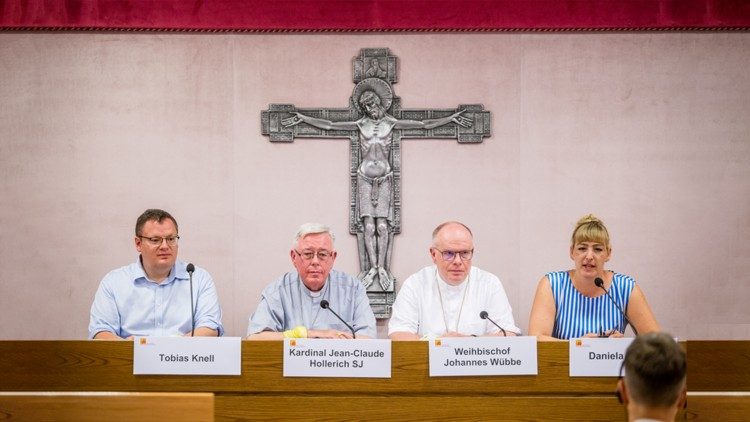 Um momento da coletiva de imprensa (© Conferência Episcopal Alemã/Maximilian von Lachner)