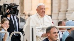 Julia (vlevo) s papežem Františkem na papamobilu (Foto: Německá biskupská konference, Maximilian von Lachner)