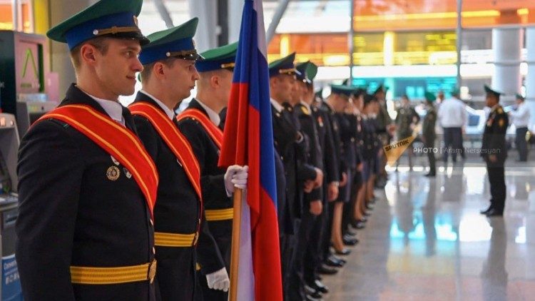 2024.08.01 Le guardie di frontiera russe hanno lasciato l'aeroporto di "Zvartnots" in Armenia