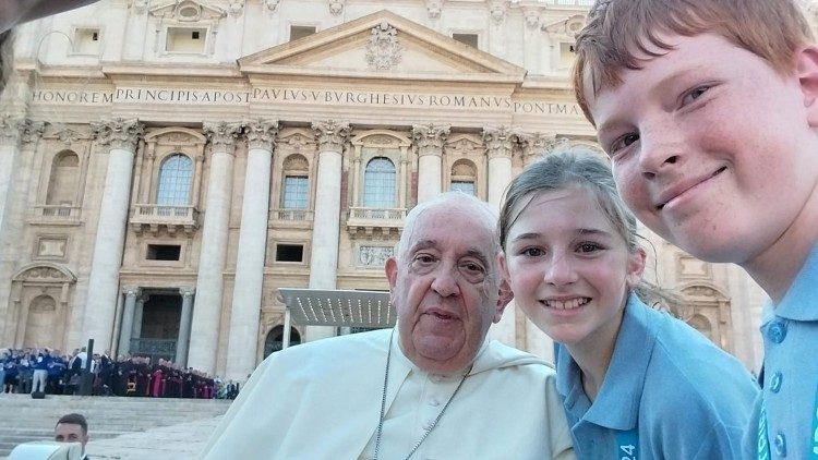 Die Minis Julia Fürmetz und Leander Maier aus der Pfarrei Taufkirchen Vils / Erzbistum München und Freising mit Papst Franziskus auf dem Papamobil (Bildrechte: Deutsche Bischofskonferenz)