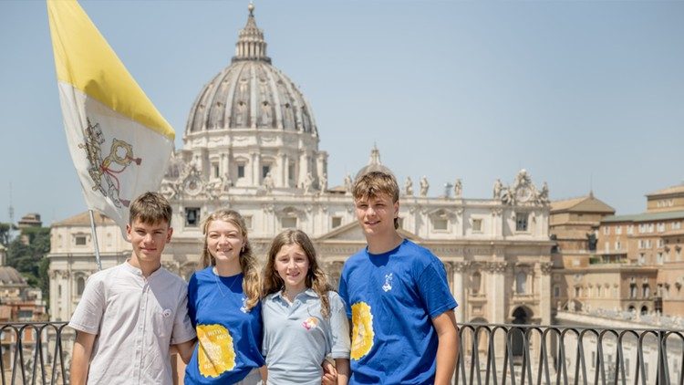 András, Mia, Julia e Philipp que deram seu testemunho na coletiva de imprensa conclusiva da XIII peregrinação dos coroinhas (© Conferência Episcopal Alemã/Maximilian von Lachner)