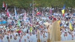 Arcibiskup Aldo Cavalli, apoštolský vizitátor pro farnost Medžugorje, při setkání mládeže v této farnosti