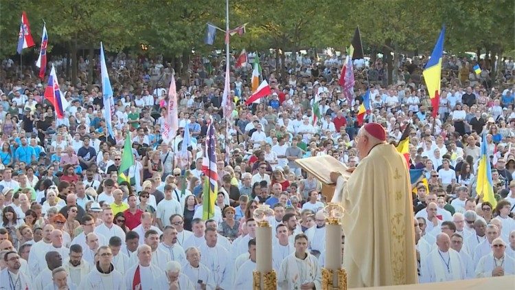 Arcibiskup Aldo Cavalli, apoštolský vizitátor pro farnost Medžugorje, při setkání mládeže v této farnosti