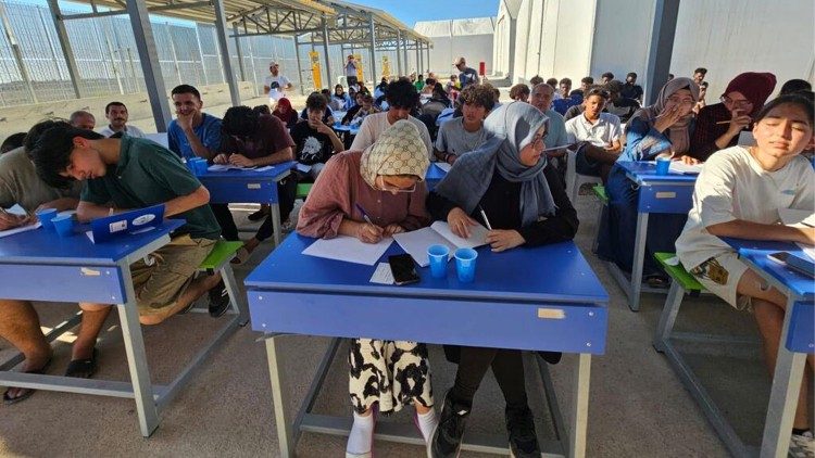 Niños y adultos refugiados participan en la Escuela de Paz  en la Carpa de la Amistad