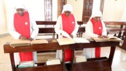 De izquierda a derecha: Sor Mary Carmen, Sor Mary Verónica y Sor Mary Angelina en la capilla