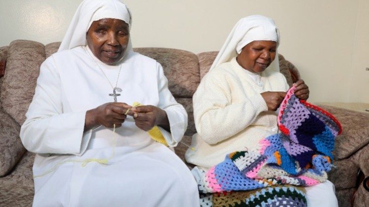 Sor Mary Carmen y Sor Mary Angelina trabajan en crochet