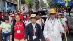 Salvadoreños peregrinan a la cuna de San Romero