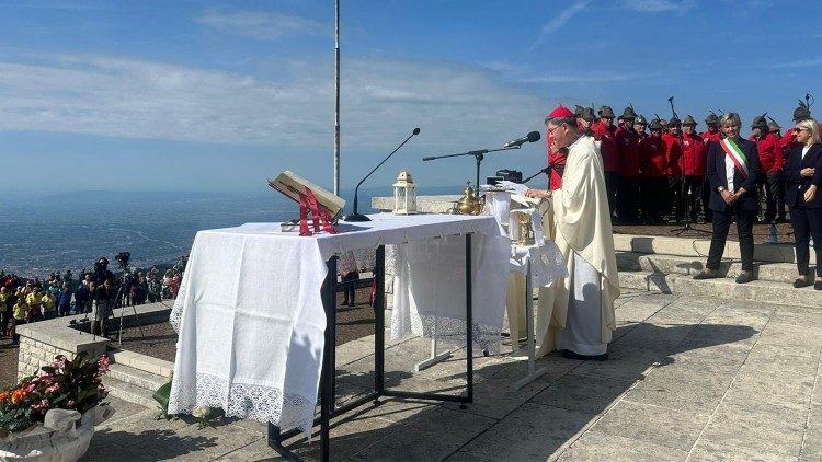 La Messa celebrata dal cardinale Tagle