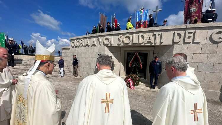 Un momento della cerimonia al Sacrario militare di Cima Grappa