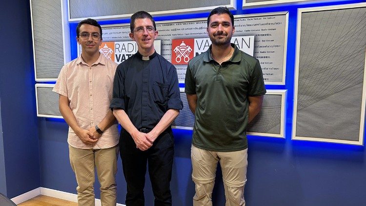 El rector y los seminaristas de Getafe, España, en visita a Radio Vaticana - Vatican News.