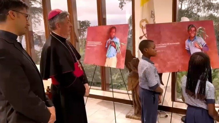 In visita alla mostra "Planting Peace" (foto Nunziatura apostolica Camerun)