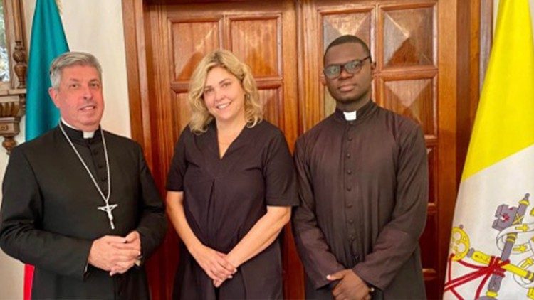 El Nuncio José A. Bettencourt, Emily Pinna y el Padre Peter Afoukeze (foto: Nunciatura Apostólica de Camerún) 