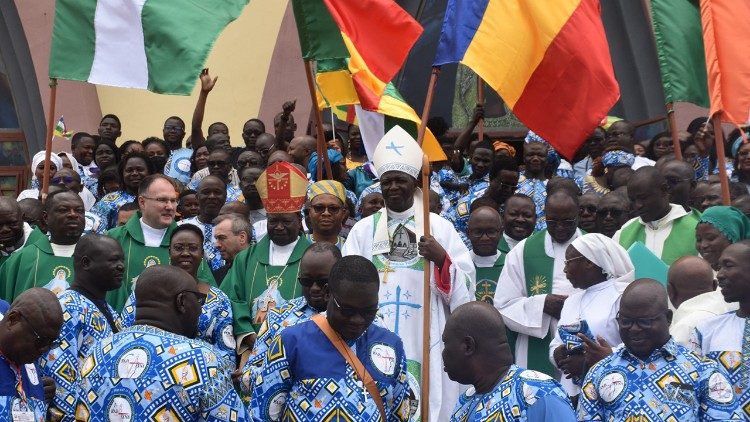 Photo de famille  après la messe d'ouverture de la 11e assemblée du RAJA à Ndjamenan au Tchad 