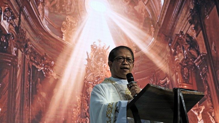 Bishop Jose Rapadas of Iligan delivers his homily during Mass on the second day of the National Catholic Social Communications Convention in Lipa City. Photo by Roy Lagarde