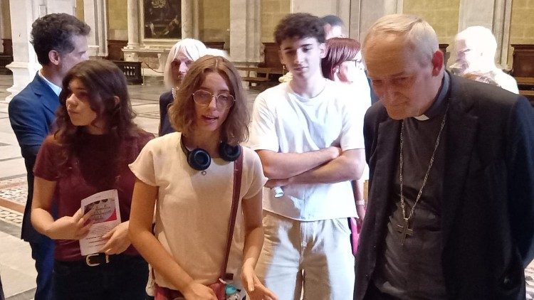 Il cardinale Matteo Zuppi con alcuni studenti del Liceo A. Passaglia