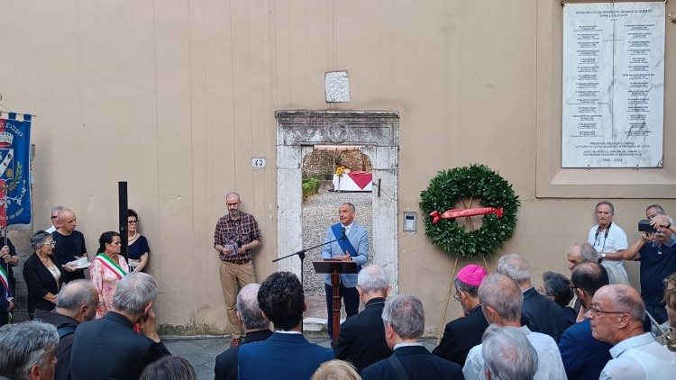 Un momento della cerimonia con il presidente della provincia di Lucca, Luca Menesini