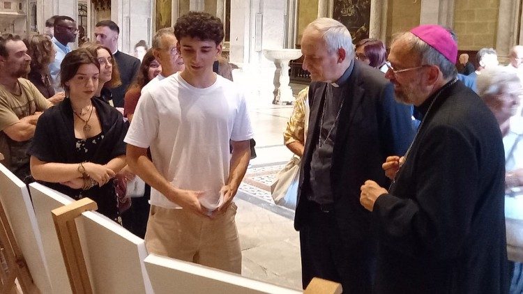 Il cardinale Matteo Zuppi con monsignor Paolo Giulietti nella cattedrale di San Martino a Lucca