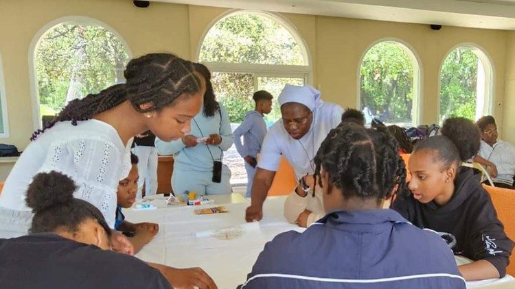 Irmã Elizabeth Mendy, da Congregação das Filhas do Sagrado Coração de Maria, com jovens da comunidade de Nice. 